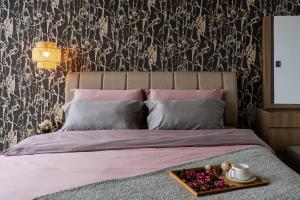 Postel nebo postele na pokoji v ubytování urban sea view home 2bed studio