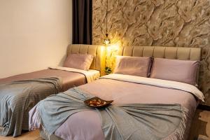 Postel nebo postele na pokoji v ubytování urban sea view home 2bed studio
