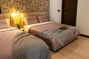 Postel nebo postele na pokoji v ubytování urban sea view home 2bed studio