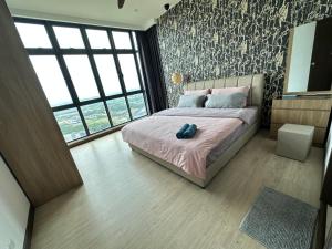 Postel nebo postele na pokoji v ubytování urban sea view home 2bed studio