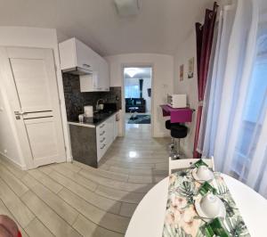 Kuchnia lub aneks kuchenny w obiekcie Apartamenty Orchidea Łeba