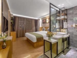 a hotel room with a bed and a sink at GreenTree Alliance Hotel Kunming Chuanjin Road Branch in Kunming +124 photos