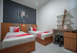 Кровать или кровати в номере Hotel O Green Palm Kostel Syariah
