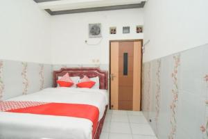 Postel nebo postele na pokoji v ubytování OYO 1480 Villa Dua Putri