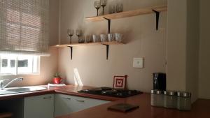uma cozinha com um balcão, um lavatório e um fogão em Apartment Chapel Road em Hillcrest
