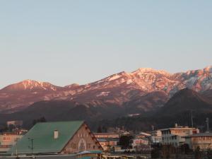 vistas a una ciudad con montañas en el fondo en Nikko Station Hotel Classic en Nikko