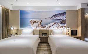 - 2 lits dans une chambre d'hôtel ornée d'une peinture murale dans l'établissement Atour Hotel Weihai Shidao, à Dongshan 219 autres photos