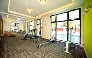 duży pokój z siłownią z kilkoma urządzeniami do ćwiczeń w obiekcie Balticstars apartments polanki w Kołobrzegu