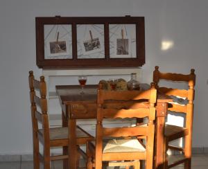 uma mesa de jantar com cadeiras e um espelho em Floralia em Karterados