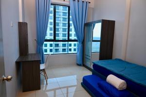 Un dormitorio con una cama y una ventana grande. en CK Home, en Ipoh