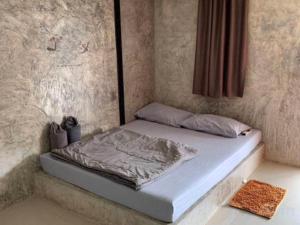 Bett in einer Ecke eines Zimmers in der Unterkunft Rakchayanin Resort Koh Larn in Ko Larn