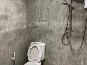 ein Badezimmer mit Dusche und Toilette in der Unterkunft Rakchayanin Resort Koh Larn in Ko Larn + 121 Fotos