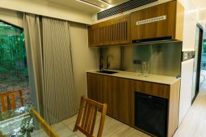 Kuchyňa alebo kuchynka v ubytovaní Rado Hotel Spa