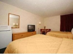 Postel nebo postele na pokoji v ubytování Quality Inn Waynesburg - Morrisville