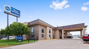 a building with a sign in front of it at Best Western Windsor Inn in Dumas