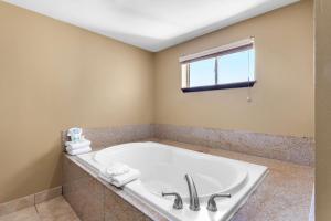 Koupelna v ubytování Comfort Suites Yukon - SW Oklahoma City