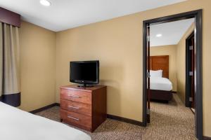 TV a/nebo společenská místnost v ubytování Comfort Suites Yukon - SW Oklahoma City