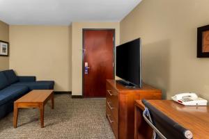 TV a/nebo společenská místnost v ubytování Comfort Suites Yukon - SW Oklahoma City