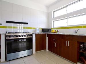 una cocina con estufa y fregadero en Terranova Suites, en Santa Cruz de la Sierra