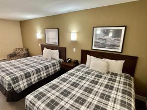 Postel nebo postele na pokoji v ubytování Rodeway Inn & Suites