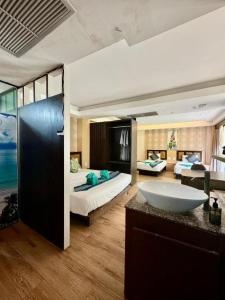 Ένα ή περισσότερα κρεβάτια σε δωμάτιο στο Phi Phi Nice Beach Hotel Hip +290 φωτογραφίες