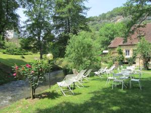 Le Moulin De La Beune tesisinin dışında bir bahçe