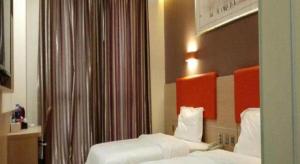 7 Days Premium Tangshan Railway Station Jiaotong University客房内的一张或多张床位