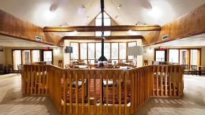 Una gran sala con una barra en el medio. en Deluxe Inn Wytheville, en Wytheville