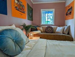 Ένα ή περισσότερα κρεβάτια σε δωμάτιο στο Chalet Studio #6 Waterfront with Spa Fireplace & Wifi