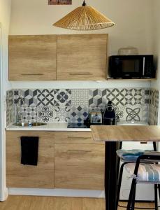 a kitchen with a sink and a counter top at Studio Cosy à 200m de la plage Wi-Fi in Le Barcarès