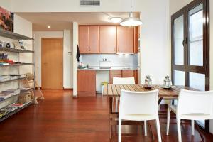 a kitchen and dining room with a table and chairs at Olles Apartment in Barcelona