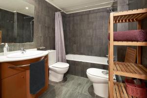 a bathroom with a toilet and a sink and a shower at Olles Apartment in Barcelona
