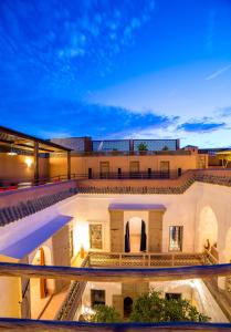 - une vue sur l'extérieur du bâtiment la nuit dans l'établissement Riad See Moon And Spa, à Marrakech