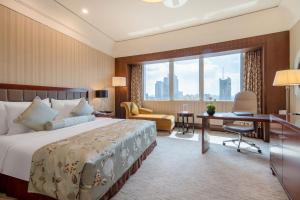 Postel nebo postele na pokoji v ubytování Wuhan Jin Jiang International Hotel