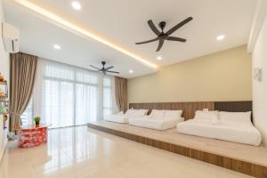 zwei Betten in einem Zimmer mit zwei Deckenventilatoren in der Unterkunft 7 号 Kota Cozy Homestay 3 storey 22pax-7 Room-SingK in Gua Sai + 64 Fotos