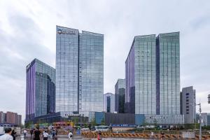 北京北京西站南广场亚朵酒店的城市里一群高大的玻璃建筑