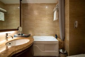 Koupelna v ubytování Nhat Ha L’Opera Hotel