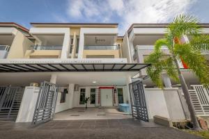 ein großes weißes Gebäude mit Palmen davor in der Unterkunft 7 号 Kota Cozy Homestay 3 storey 22pax-7 Room-SingK in Gua Sai