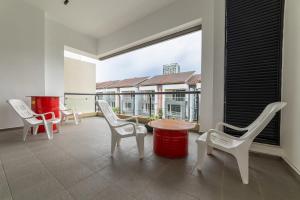 ein Raum mit Stühlen und einem Tisch und einem großen Fenster in der Unterkunft 7 号 Kota Cozy Homestay 3 storey 22pax-7 Room-SingK in Gua Sai