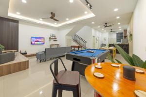 ein Wohnzimmer mit einer Tischtennisplatte und einem Esszimmer in der Unterkunft 7 号 Kota Cozy Homestay 3 storey 22pax-7 Room-SingK in Gua Sai