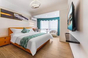 Giường trong phòng chung tại 漫点 Moodlink Hotel at Taikoo Hui, Sports Center-Canton Fair