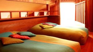 京丹後市にあるUkawa Onsen Yoshino no satoのベッド2台が隣同士に設置された部屋です。