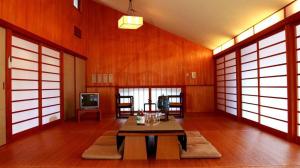 京丹後市にあるUkawa Onsen Yoshino no satoのテーブルとテレビ付きの部屋 +34枚の写真
