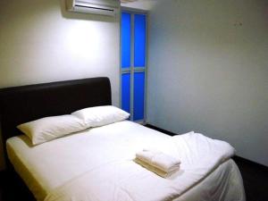 Postel nebo postele na pokoji v ubytování 1st Inn Hotel Shah Alam (SA13)