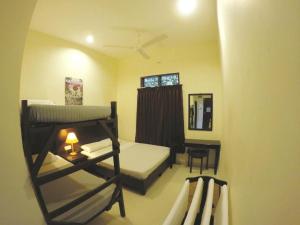 Un dormitorio con una litera y una silla. en Perhentian Tivoli Inn, en Kampong Pasir Panjang 38 fotos más