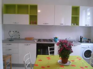a kitchen with a table with a plant on it at Il Nido del Cigno in Sirmione +18 photos