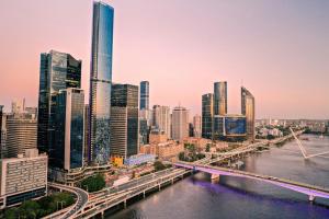 布里斯班布里斯班W酒店的享有一座带桥梁和建筑的城市美景