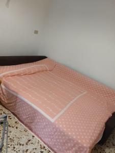 Un colchón rosa sobre el suelo de una habitación. en Villetta Casaurro, en Bagheria