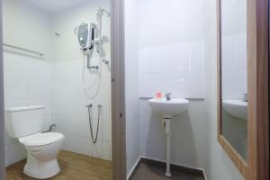 Koupelna v ubytování OYO 90553 Hotel 24 Seven + 46 fotografií