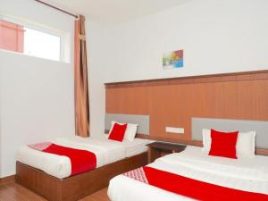 Кровать или кровати в номере OYO 89457 682 Lodge +105 фотографий